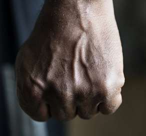 Неадекватный мужчина напал на прохожую в Сочи