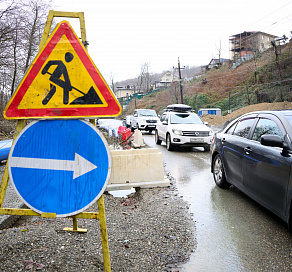 В Сочи приступили к работам по предотвращению дальнейшего разрушения дороги в село Верхнениколаевское