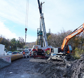 В Сочи начались строительно-монтажные работы на поврежденных оползнем участках федеральной дороги А-147