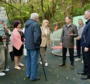 Глава Сочи Андрей Прошунин ознакомился с ходом ремонта детской площадки в Центральном районе