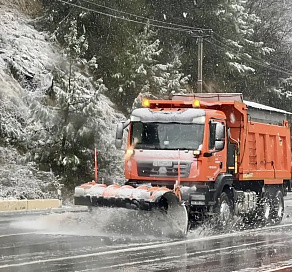 В Сочи для борьбы с непогодой задействовано 330 человек и 160 единиц спецтехники