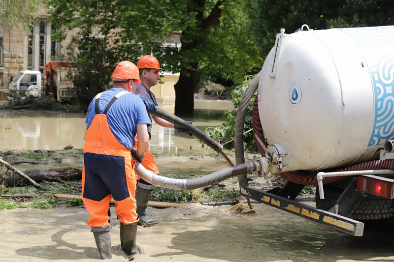 Специалисты водоканала. Работники водоканала. Водоводы.