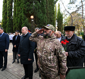 В Сочи возложили цветы к памятнику погибшим в авиакатастрофе военного самолета Ту-154 в акватории Черного моря