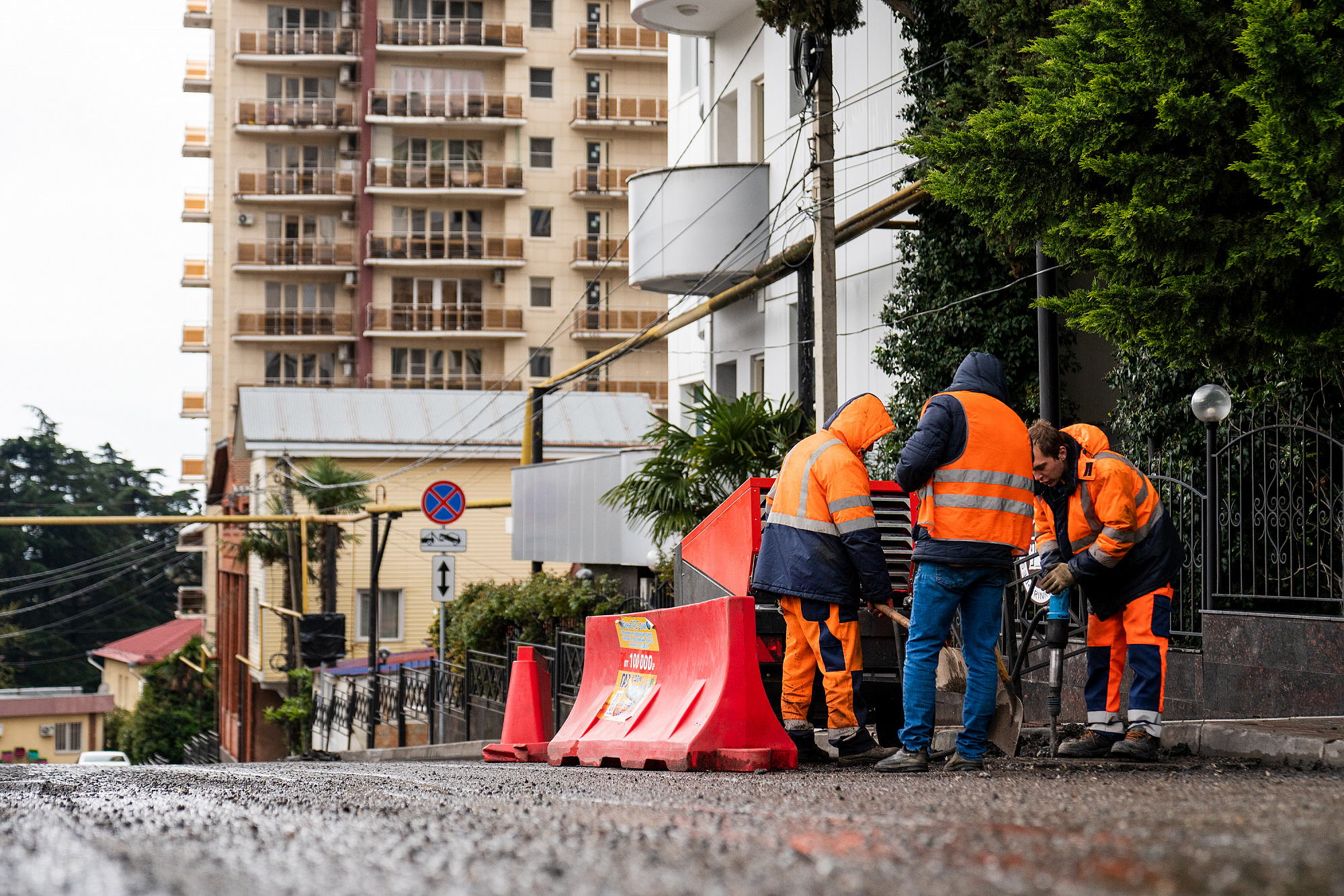 дворник жкх. фото сочи сейчас. жители города псков. дворник. дорога в сочи.