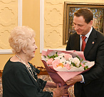 Глава Сочи Андрей Прошунин поздравил Заслуженного учителя России Веру Шибалову с Международным женским днем