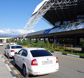 В Сочи продолжается борьба с нелегальными таксистами в аэропортах