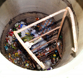 В микрорайоне Русская Мамайка Сочи мусор спровоцировал излив канализации