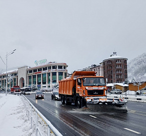 В горном кластере Сочи ведется круглосуточная расчистка дорог в связи со снегопадом