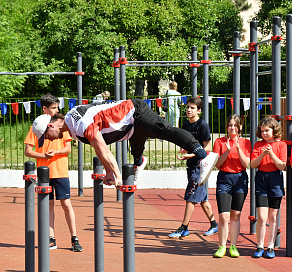 В День защиты детей в Сочи открылась обновленная спортивно-игровая площадка