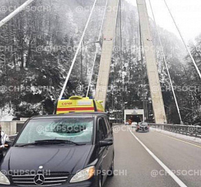 В Сочи на автомобиль с моста упала глыба льда