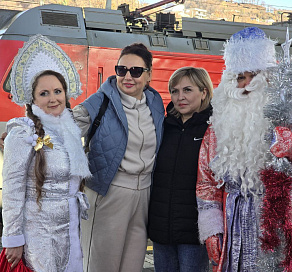 В Сочи Дед Мороз и Снегурочка поздравили пассажиров «Ласточки»