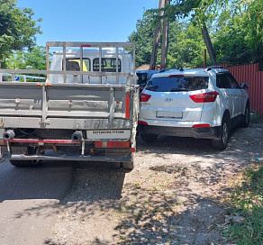 В Сочи автомобилист сбил пешеходов на обочине