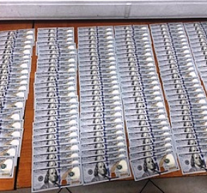 В Сочи у пассажирки изъяли 13 тысяч долларов