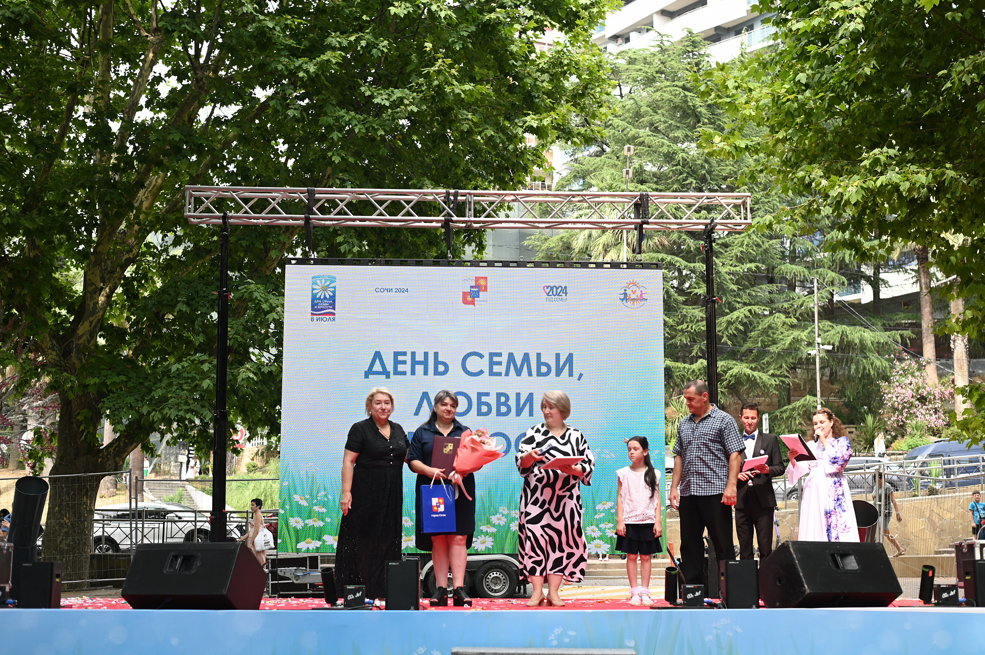 В Сочи парад семейных пар собрал более 100 участников | 07.07.2024 | Сочи -  БезФормата