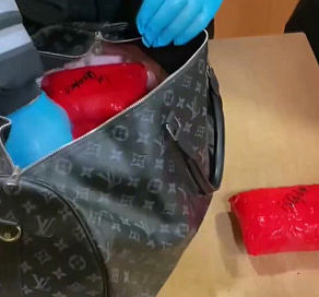 Туристки пытались провезти в Сочи 5 кг наркотиков