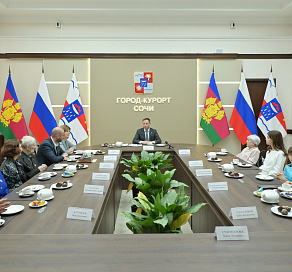 Глава Сочи Андрей Прошунин встретился с лауреатами премии «Равный среди равных»