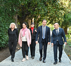 Глава Сочи Андрей Прошунин осмотрел новую благоустроенную зону отдыха в Адлерском районе