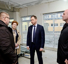 Глава Сочи Андрей Прошунин потребовал от подрядчика завершить капитальный ремонт корпуса гимназии №6 до конца года
