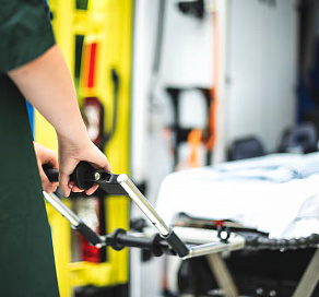 В Сочи спасатели эвакуировали мужчину из русла реки 