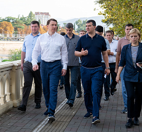 Глава Сочи Алексей Копайгородский проинспектировал работы на пешеходных мостах через реку Сочи 