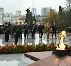 Глава Сочи Андрей Прошунин принял участие в возложении Гирлянды Памяти и Славы к мемориалу в Завокзальном микрорайоне