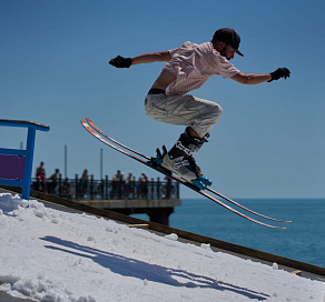 В Сочи на пляже «Роза хутор» прошли лыжные соревнования на настоящем снегу
