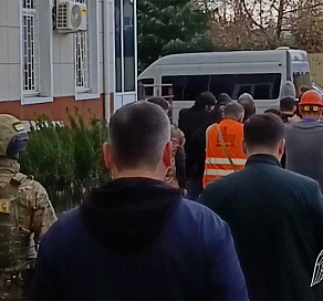 Около 100 иностранцев доставили в полицию Сочи