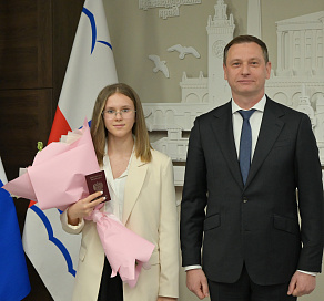 В преддверии Дня Конституции РФ глава Сочи Андрей Прошунин вручил первые паспорта школьникам