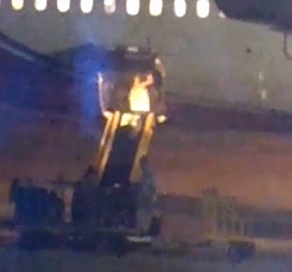 Грузчик, швыряющий багаж в аэропорту Сочи, попал на видео