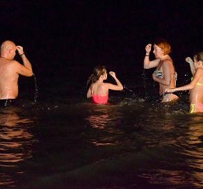 Более 5000 человек приняли участие в ночных крещенских купаниях в Сочи 