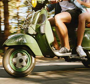 В Сочи задержали подростков на мопедах