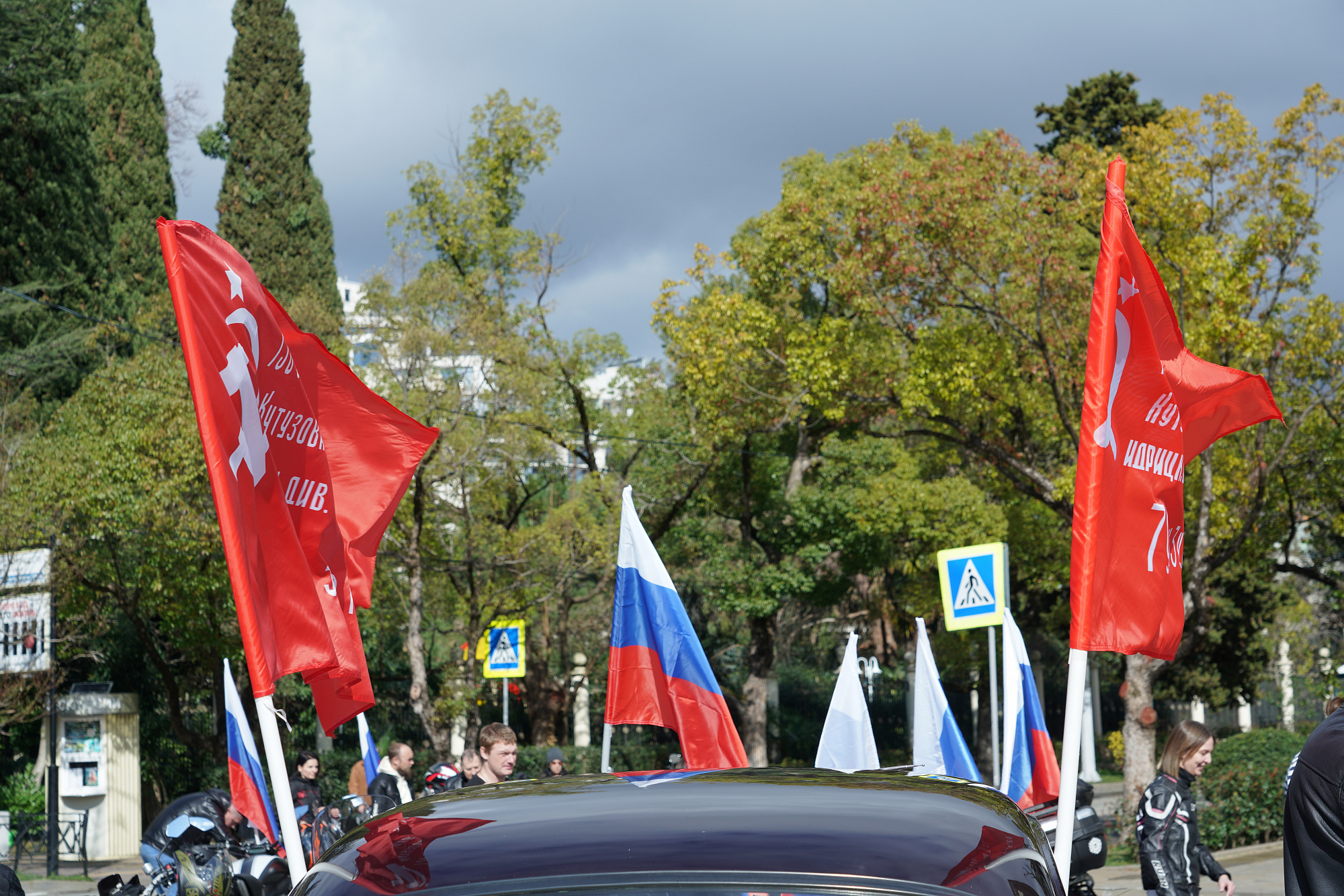 Новость: В Сочи в День защитника Отечества прошел праздничный авто-мотопробег  в поддержку участников СВО