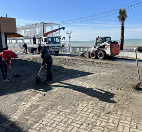 В Сочи после шторма начата расчистка пляжей и набережных