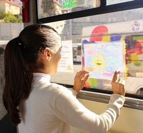 Автобусы Сочи украсили рисунки школьников курорта