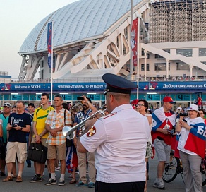 В Сочи военные музыканты Росгвардии выступили в поддержку сборной России по футболу накануне предстоящего матча с Хорватией