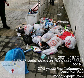 Жители Сочи жалуются на свалки на остановках