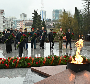 Глава Сочи Андрей Прошунин принял участие в возложении Гирлянды Памяти и Славы к мемориалу в Завокзальном микрорайоне