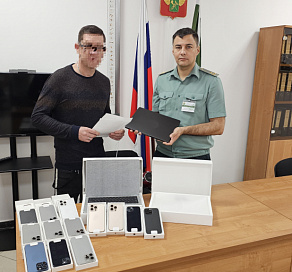 В Сочи конфискованные IPhone передали в зону СВО