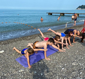 В 2022 году около 650 детей уже посетили бесплатные занятия по плаванию на пляжах Сочи